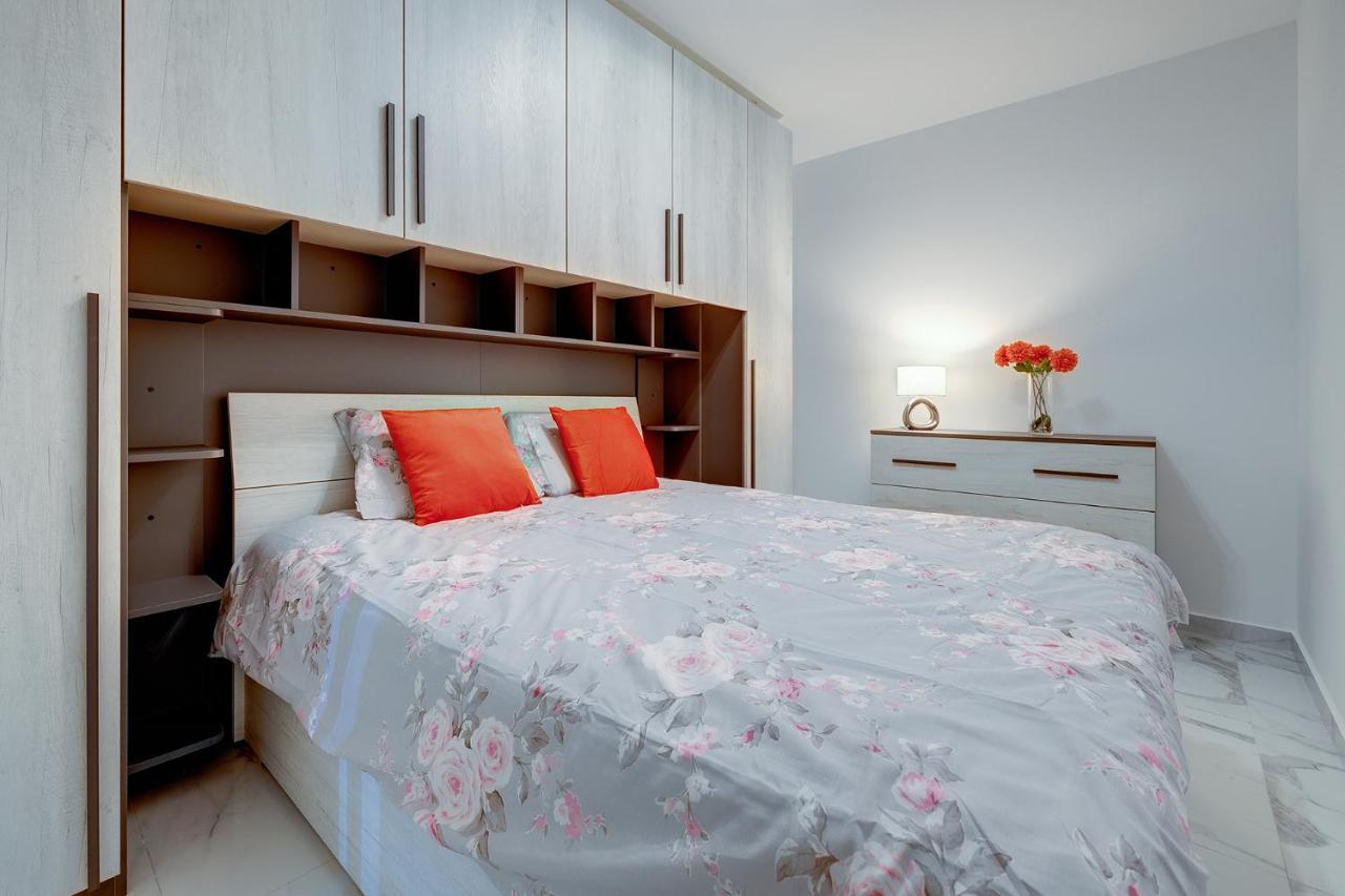 Splendid 2Br Apartment, Steps To St Georges Bay St. Julian's Exteriör bild