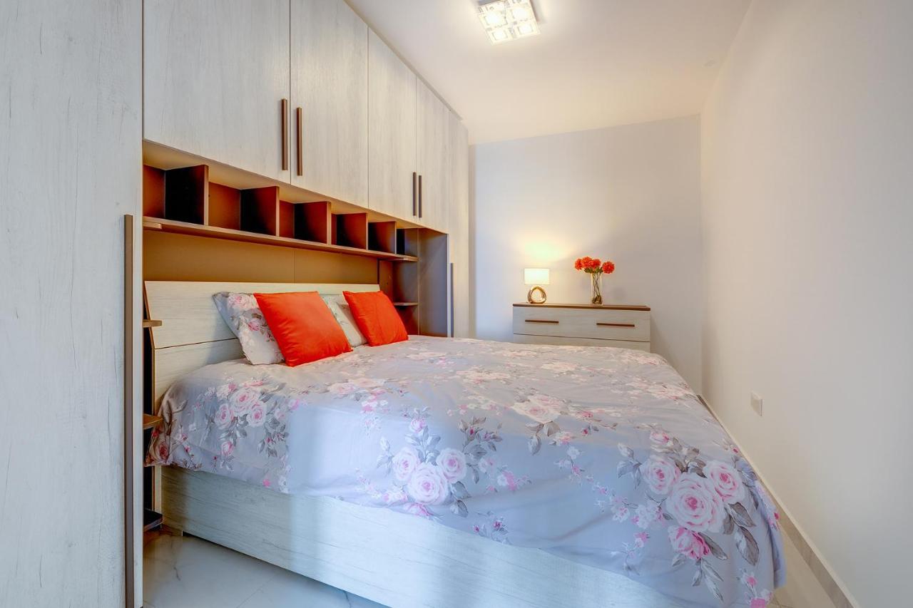 Splendid 2Br Apartment, Steps To St Georges Bay St. Julian's Exteriör bild