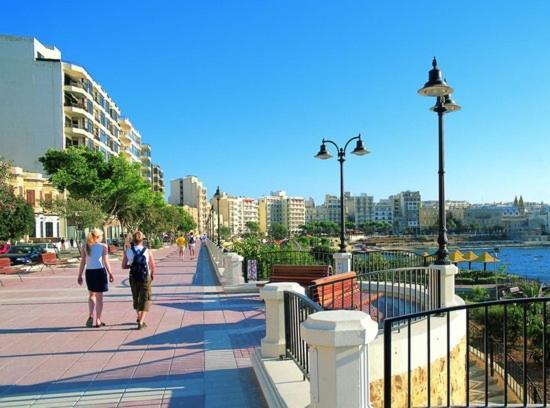 Splendid 2Br Apartment, Steps To St Georges Bay St. Julian's Exteriör bild